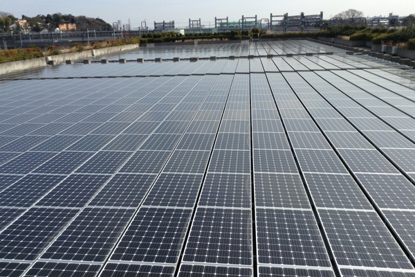 喜多見電車基地 屋根上の太陽電池パネル