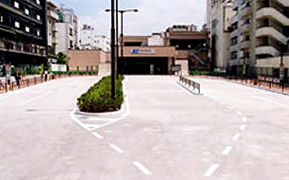 成城学園前駅前広場