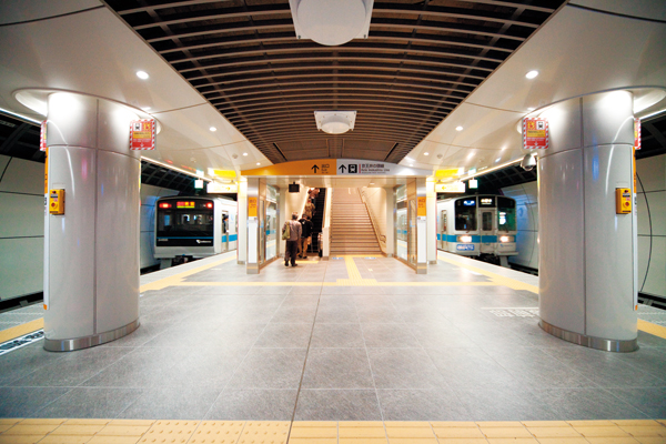 小田原方面から見た下北沢駅のホーム