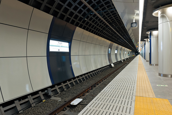 地下化された下北沢駅ホーム