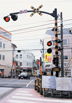 オーバーハング型踏切警報機（15カ所）。道路上に警報機をかぶせたもの