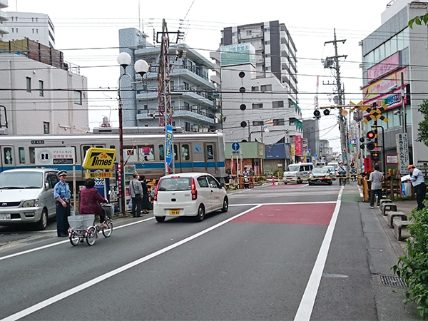 踏切での啓発活動