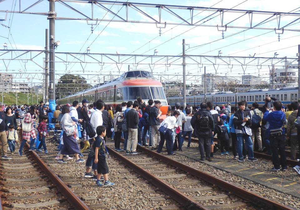 鉄道車両展示（特急ロマンスカー・7000形LSE）