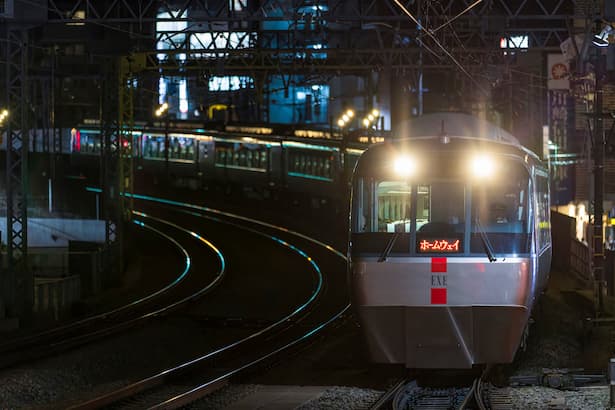 夜間 特急ロマンスカーの写真