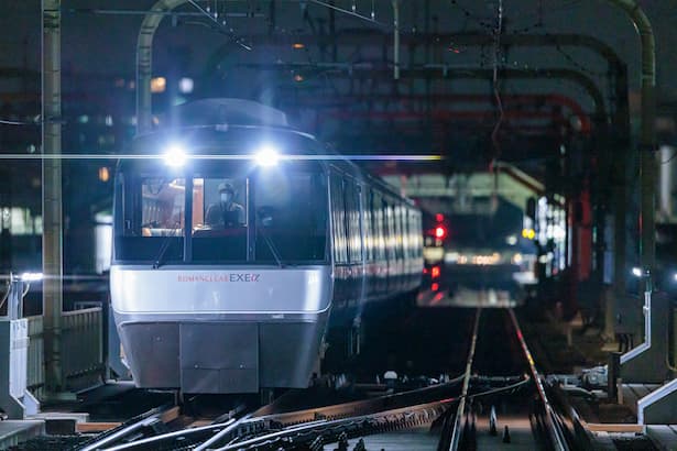 夜間 特急ロマンスカーの写真