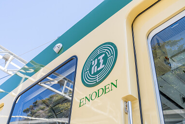 江ノ電の新型車両・700形の車体側面のカメラ