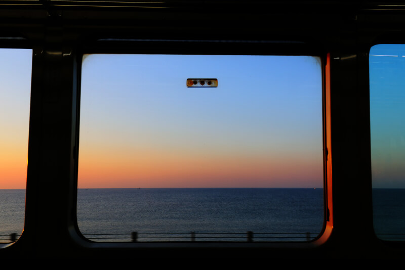 江ノ電から見える夕暮れの海