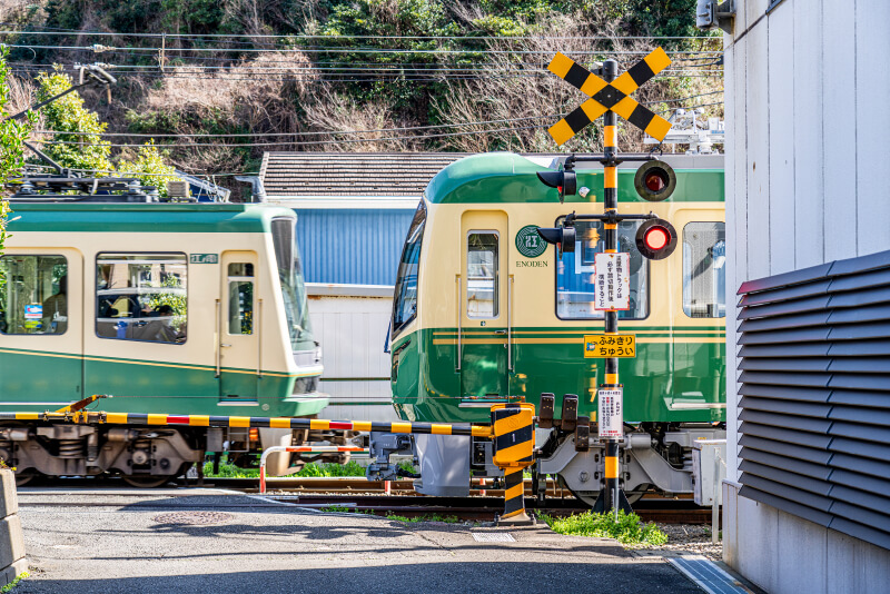 踏切を通過する江ノ電