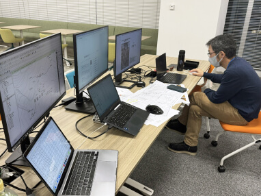 デスクで作業している様子