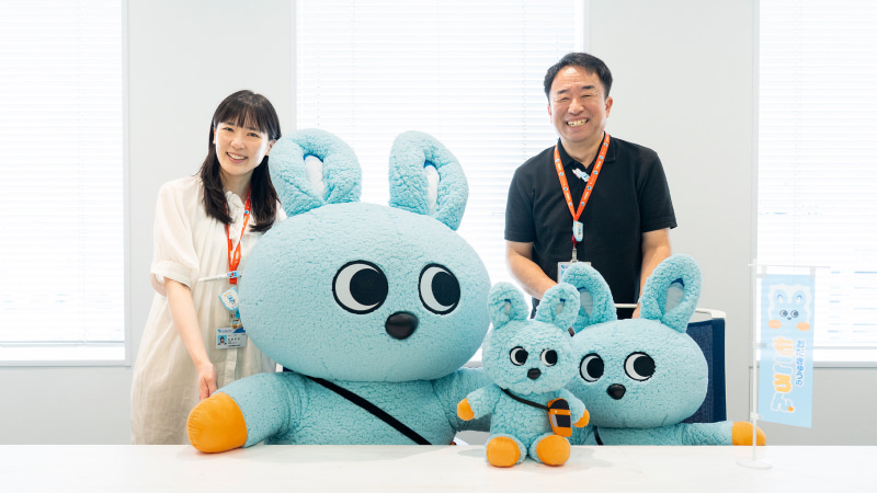 小田急電鉄㈱の子育て応援マスコットキャラクター「もころん」と、秋山さん、佐藤さんのイメージ