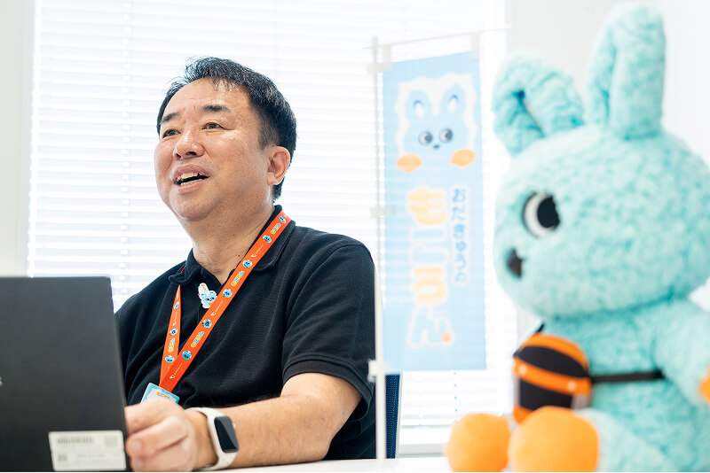 秋山さんと「もころん」のイメージ
