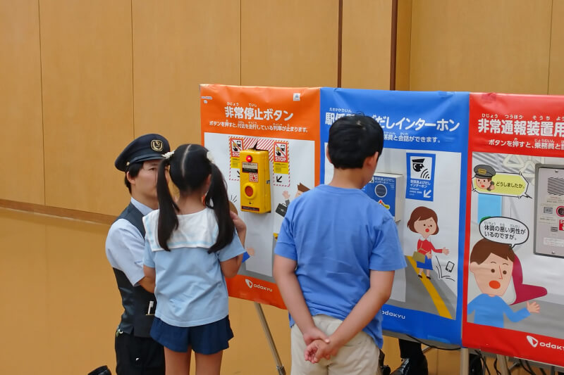 模擬装置を使って体験する様子