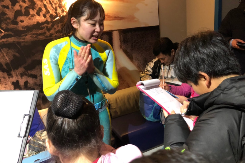 地域新聞の取材を行う子どもたちイメージ