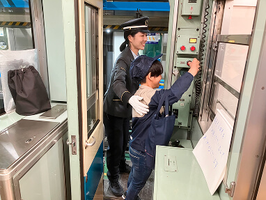 小田急親子鉄道ゼミ 扉操作体験のイメージ