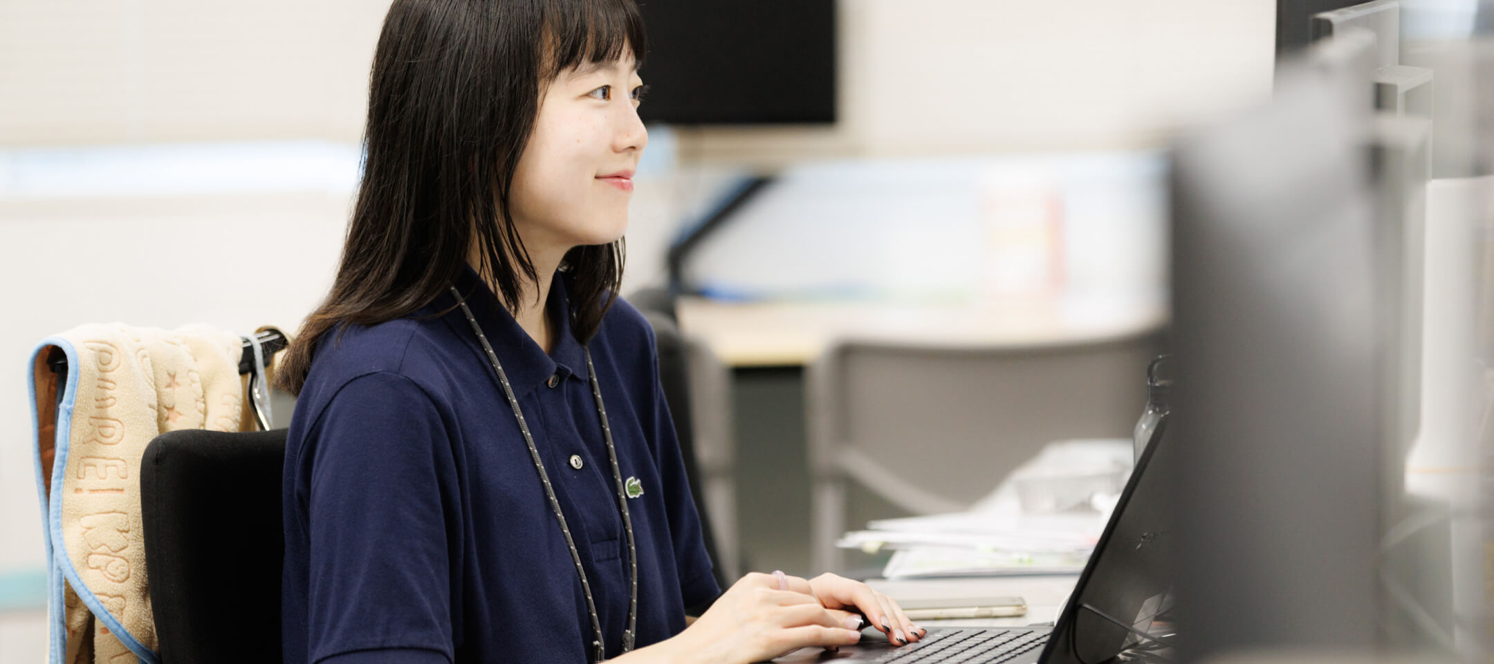 業務を行う若林さんのイメージ