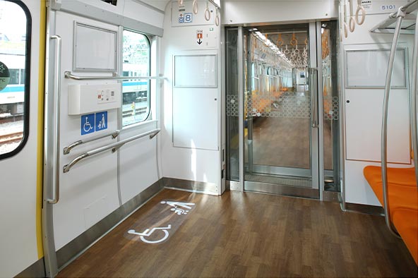 「5000形」の車いすスペース