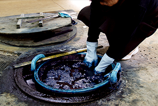 Dentou-Kougeikan (Traditional Indigo Dyeing Workshop) – West Gate of the Japan Open-air Folk House Museum