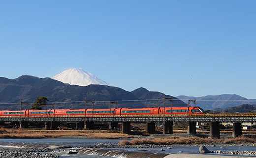 富士山和浪漫特快相遇的河岸