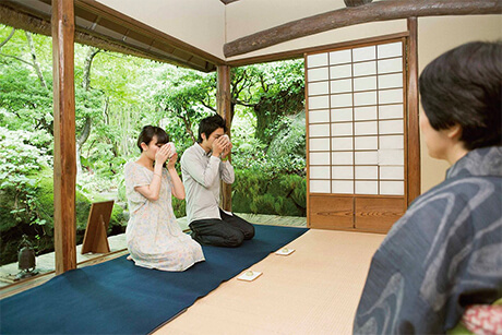 Stop by Hakuundochaen for a Japanese culture experience.